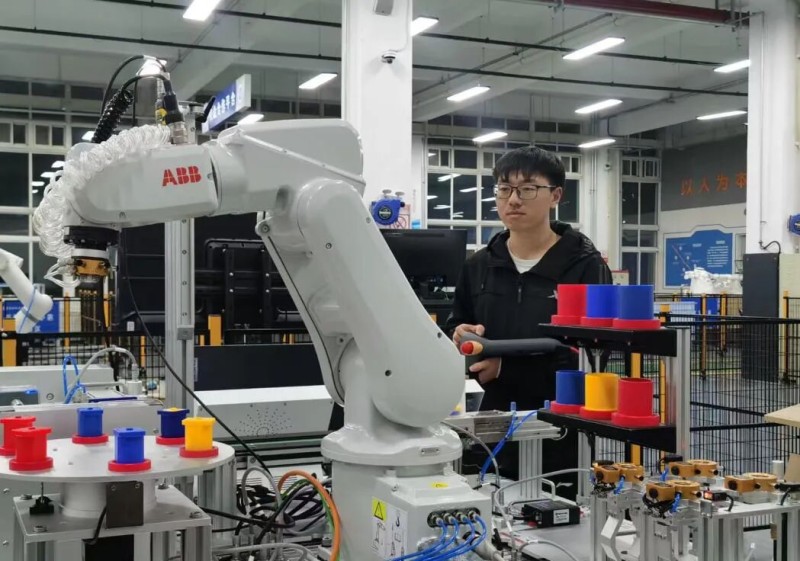 优秀校友｜从技能之星到匠心传承者—李兆东